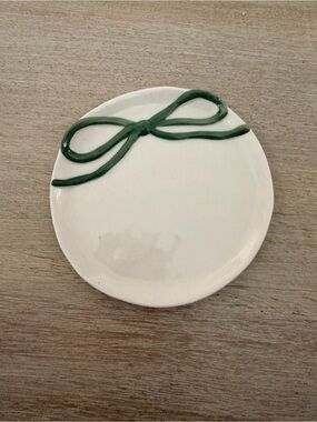 New with tags! Set of 2 ceramic bow ring dishes